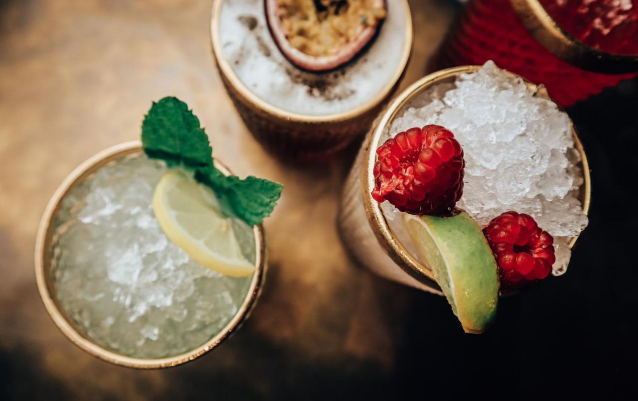 Lion & Swan Hotel 콩글턴 외부 사진 Cocktails at the bar
