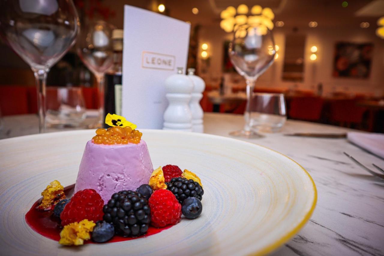 Lion & Swan Hotel 콩글턴 외부 사진 A dessert at Leoni